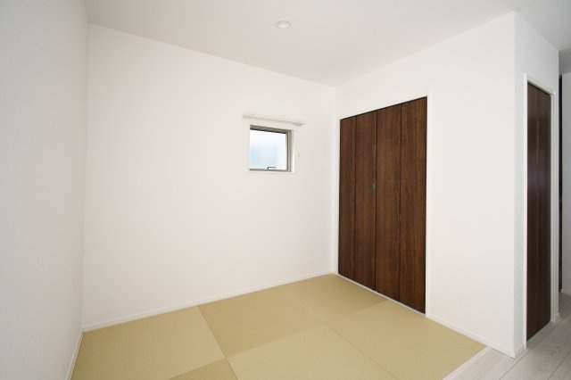 土佐市高岡町乙　新築戸建⑫の和室|柔らかな畳が心地よい和室。客間・キッズスペース・家事室など多用途に使えます。※写真はイメージです