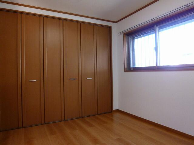 アモロッソの内装|収納豊富で明るい洋室