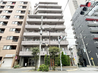 【外観】 | 手入れの行き届いた外壁やエントランスなど、「見ればわかる」レベルで清潔感を保ったマンションです。築年数を感じさせない姿で皆様をお出迎えします。～即日のご見学可能～　お問合せはお気軽にどうぞ。