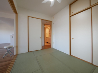 【和室】 | 八王子市椚田町 レーベンスクエアリマインドヒルズ 南向6階 | 4.5帖和室　リビングと廊下からアクセス可能です。