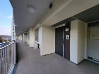 【バルコニー】 | 八王子市椚田町 レーベンスクエアリマインドヒルズ 南向6階 | 玄関前も広々　廊下を歩く人も気になりません。
