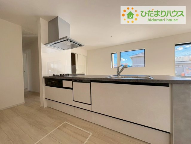 ひたちなか市足崎1期　新築戸建　4号棟のキッチン|リビングを見渡せるキッチンはお子様を見ながらでも料理が出来て安心ですね☆