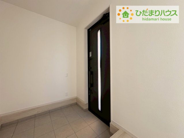 ひたちなか市足崎1期　新築戸建　4号棟の玄関|玄関がひろいので親子で並んで仲良く靴が履けますね(^^)/