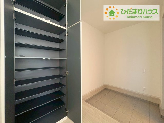 ひたちなか市足崎1期　新築戸建　4号棟の収納|スニーカーマニアも納得の天井まであるシューズボックス!(^^)!