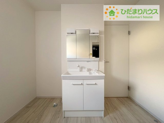 ひたちなか市足崎1期　新築戸建　4号棟の独立洗面台|三面鏡の大きな鏡は憧れます(^^♪ 鏡の後ろは収納となっていて、細かいものでも収納できるのでスッキリと整理できます！