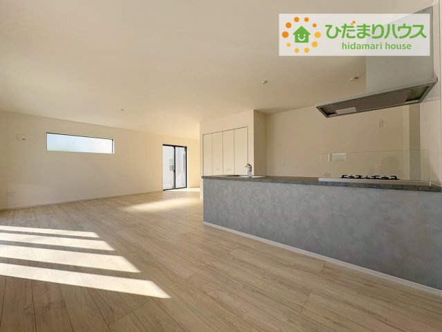 ひたちなか市足崎1期　新築戸建　4号棟の居間・リビング|リビング大きな窓からは、暖かな日の光が降り注ぎます・・・