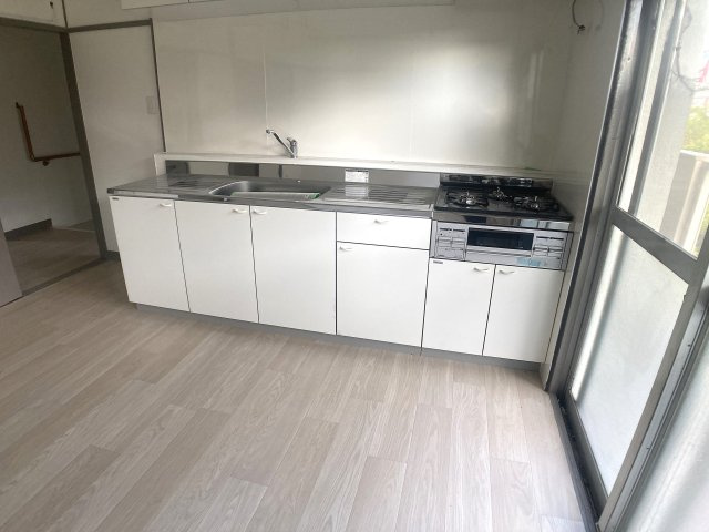 鈴蘭台第3団地5号棟のキッチン|システムキッチン、3口ガスコンログリル付きに入替