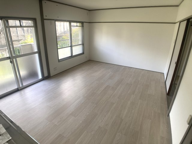 鈴蘭台第3団地5号棟の居間・リビング|開放感の有るリビングダイニングスペース