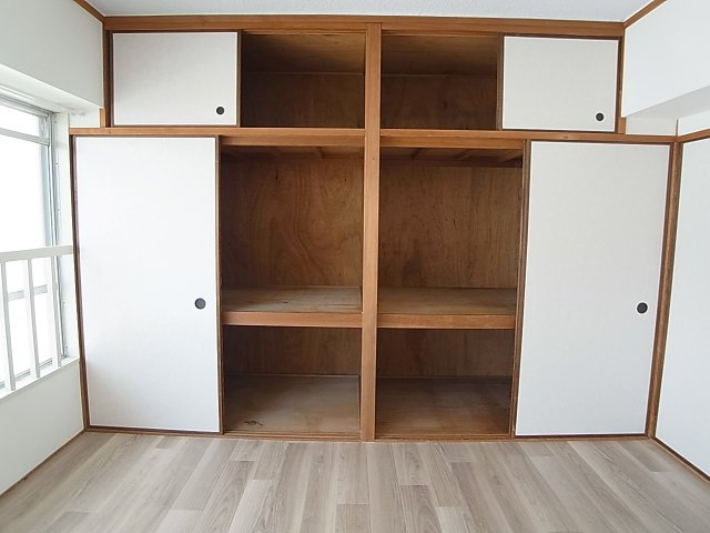 テスラ兵庫の収納|壁一面のかなり大きな収納力