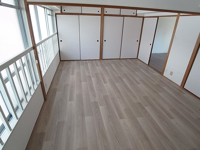 テスラ兵庫のその他|開放感の有る室内はオススメ