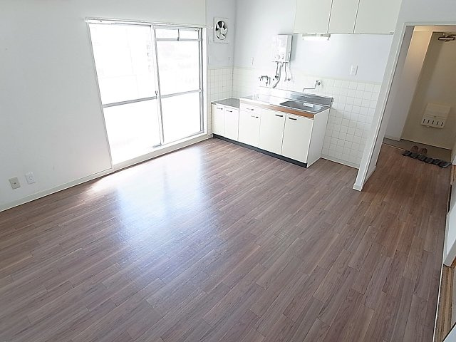 テスラ兵庫の居間・リビング|窓が大きく採光、風通し良好なダイニング