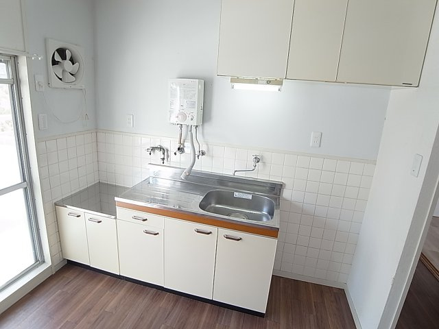 テスラ兵庫のキッチン|キッチンはガスコンロ設置タイプ、冷蔵庫置くスペースも有ります