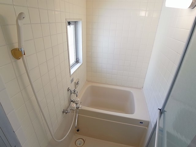 テスラ兵庫の浴室|窓があって明るく換気の良いバスルーム