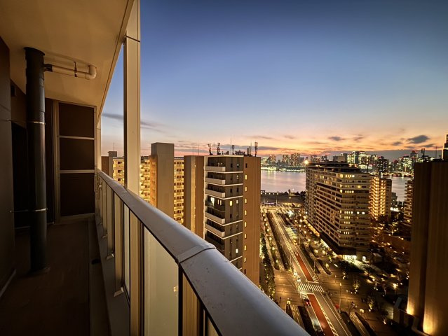 都心のダイナミズムを感じる、彩り豊かな夜の景色。リビングから続く広大なバルコニーは、夜風を感じながらシャンパンを愉しむ贅沢なひとときにも最適です。時間とともに表情を変える美景をご堪能ください。