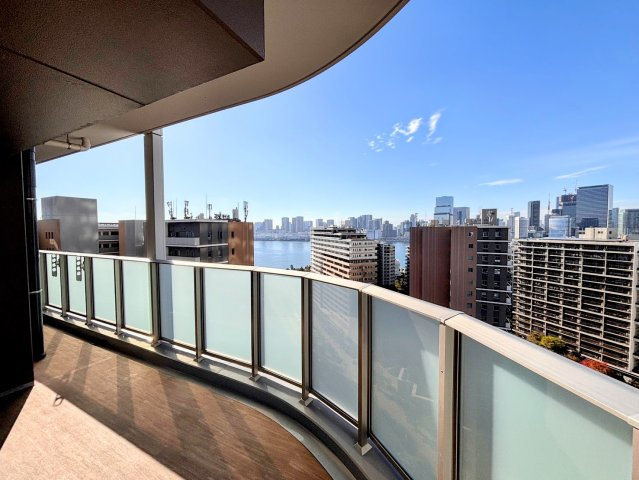 34.48㎡もの広さを誇る、開放感のあるワイドバルコニー。ウッドデッキを敷いてアウトドアリビングを楽しんだり、ガーデニングに勤しんだりと、暮らしの楽しみが広がるゆとりのプライベート空間です。