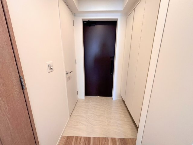 高級感あるタイル貼りの床が、住まいの第一印象を格上げする玄関。白を基調とした明るい空間には、大容量のシューズボックスを完備しました。散らかりがちな玄関周りも、すっきり美しく保つことができます。