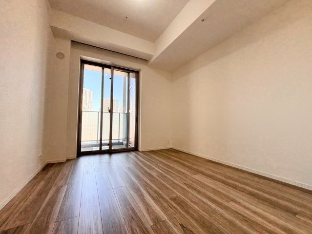 バルコニーに面した明るい6帖の洋室です。柔らかな陽光が差し込み、プライベートな時間をゆったりと過ごせる落ち着いた空間。二重サッシによる静音性や、機能的な収納など、快適な住み心地を追求しています。