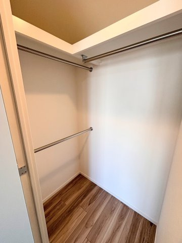 衣類から季節家電までたっぷり収納できるウォークインクローゼット。ハンガーパイプや枕棚が設置されており、整理整頓もスムーズです。お部屋を広く使うための心強い味方で、お洒落を愉しむ余裕が生まれます。