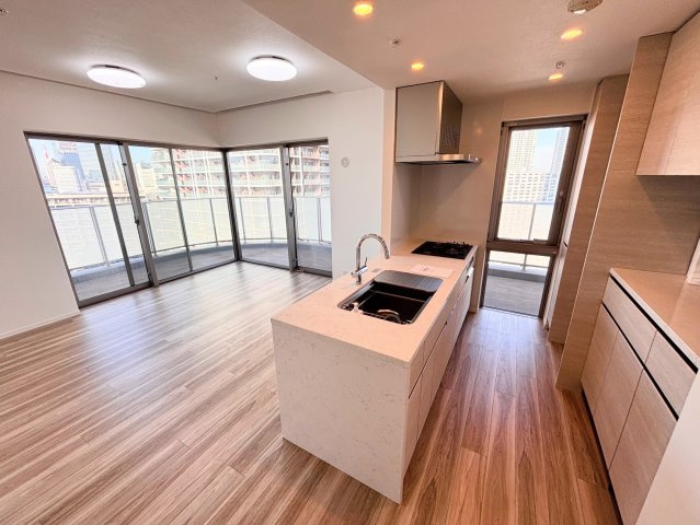 開放的なキッチンから、景色広がるリビングを一望できる設計です。お料理中も家族やゲストとの会話が弾みます。角住戸ならではの明るさと、家事動線に優れた機能美を両立させた、暮らしの主役となる空間です。