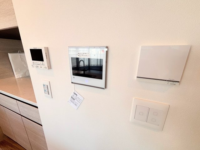 安全性と快適さを支えるコントロールパネル。寒い季節も足元から優しく温める「床暖房」を完備し、ホコリが舞いにくい健やかな室内環境を保てます。暮らしをスマートに彩る便利な機能がギュッと集約されています。