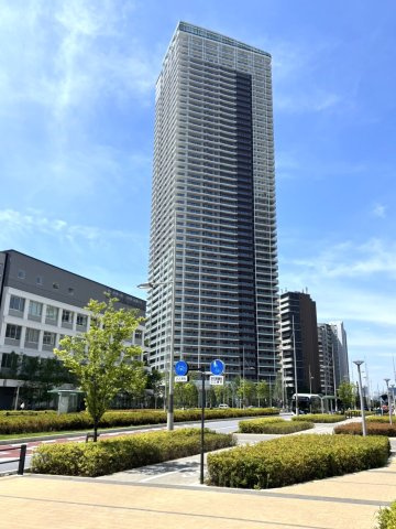 天空を纏う、海と都市のパノラマ
晴海のシンボルとして、街の景色を一変させるような存在感のタワーマンション