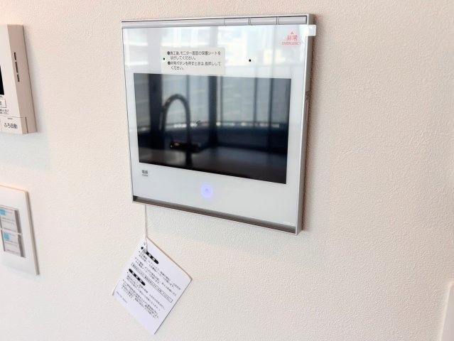 セキュリティ面でも安心のTVモニター付きインターホン。来客者の顔を確認してから対応できるため、一人暮らしや小さなお子様のいるご家庭でも心強い設備です。スタイリッシュなデザインが壁面に美しく馴染みます。