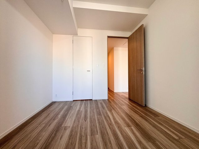 バルコニーに面した明るい6帖の洋室です。柔らかな陽光が差し込み、プライベートな時間をゆったりと過ごせる落ち着いた空間。二重サッシによる静音性や、機能的な収納など、快適な住み心地を追求しています。