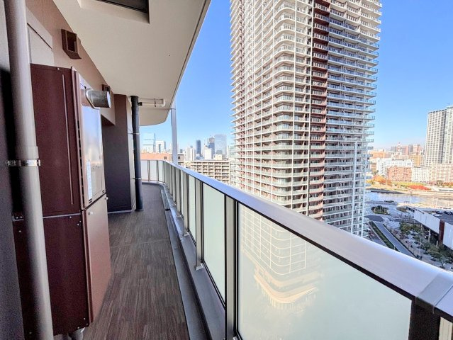 34.48㎡もの広さを誇る、開放感のあるワイドバルコニー。ウッドデッキを敷いてアウトドアリビングを楽しんだり、ガーデニングに勤しんだりと、暮らしの楽しみが広がるゆとりのプライベート空間です。