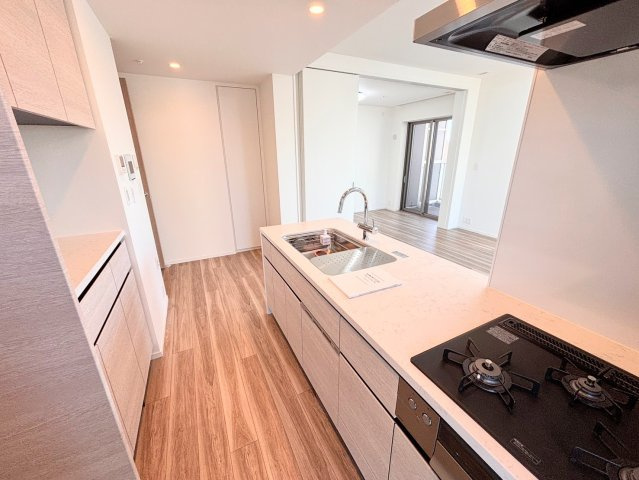 リビングを見渡せる開放的なオープンキッチン。三口コンロやワイドなワークトップ、食洗機など機能性も充実しています。ご家族との会話を楽しみながら、軽やかに料理を愉しめるゆとりの設計です。