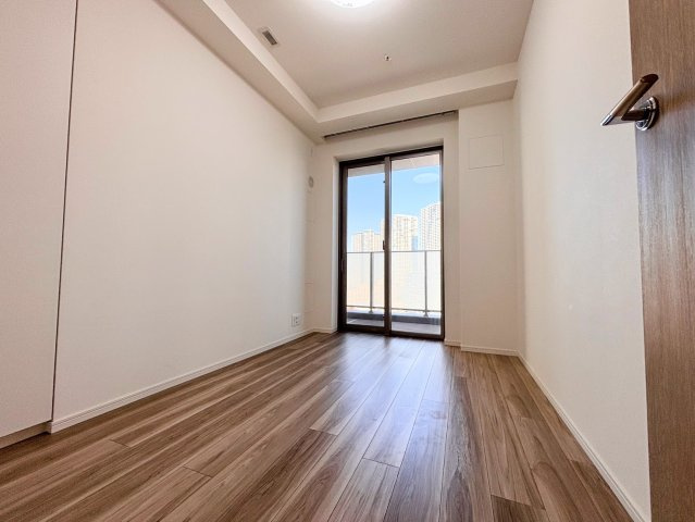 リビング横に位置する4.5帖の洋室です。窓からは明るい光が差し込み、コンパクトながらも開放感のある空間。書斎や趣味の部屋、お子様の個室など、ライフスタイルに合わせて多目的にご活用いただけます。