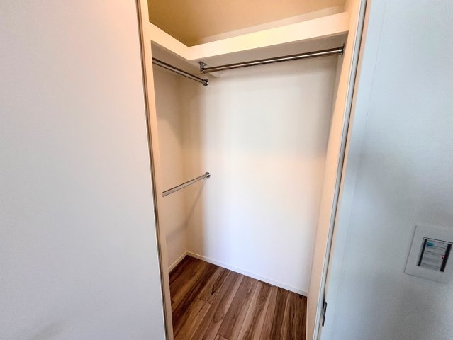 衣類から季節家電までたっぷり収納できるウォークインクローゼット。ハンガーパイプや枕棚が設置されており、整理整頓もスムーズです。お部屋を広く使うための心強い味方で、お洒落を愉しむ余裕が生まれます。