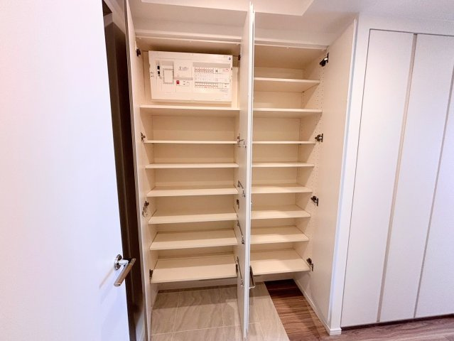 玄関横には大容量のシューズボックスを完備。棚板の高さが調整できるため、ブーツや背の高い靴もすっきり収納可能です。家族全員の靴を機能的に収められ、常に清潔感のある玄関スペースを保てます。