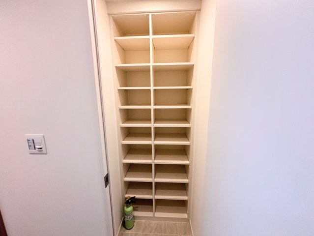 靴だけでなく、ベビーカーやアウトドア用品もそのまま収納できる便利なシューズインクローゼット。可動棚付きでスペースを無駄なく使えます。玄関周りが片付き、ゆとりある暮らしをサポートする心強い設備です。