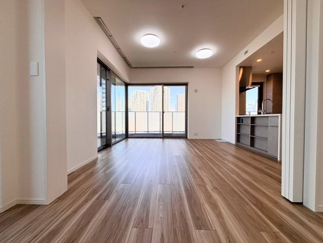 リビングと隣接した5.0帖の洋室は、引き戸を開放すれば一体感のある大空間に。テレワークスペースや趣味の部屋、お子様のプレイルームなど、ライフスタイルに合わせて柔軟に活用できる便利な一室です。