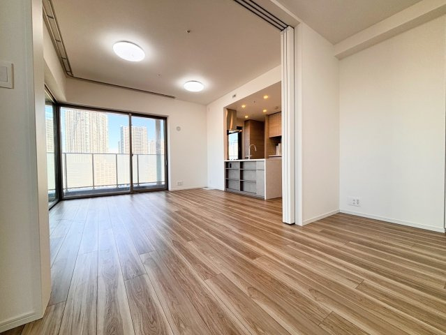 リビングと隣接した5.0帖の洋室は、引き戸を開放すれば一体感のある大空間に。テレワークスペースや趣味の部屋、お子様のプレイルームなど、ライフスタイルに合わせて柔軟に活用できる便利な一室です。