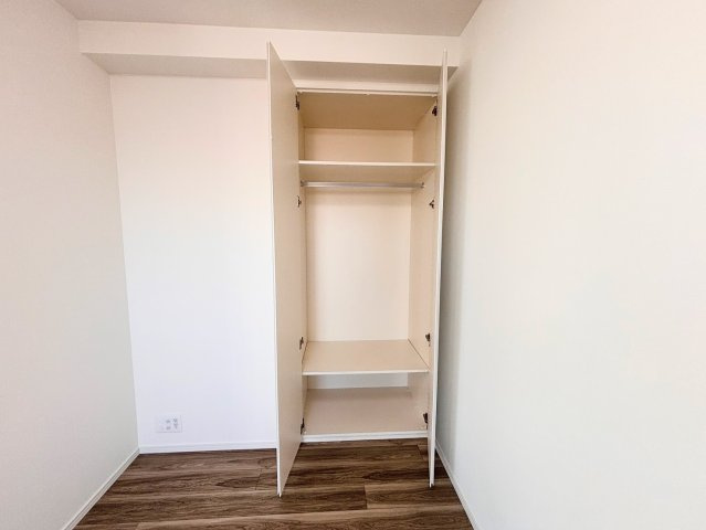 5.0帖の洋室には、衣類を掛けたまま収納できるハンガーパイプ付きのクローゼットを完備。棚上も活用できるため、カバンや小物もすっきり整理できます。お部屋の広さを有効に使える、便利な収納スペースです。
