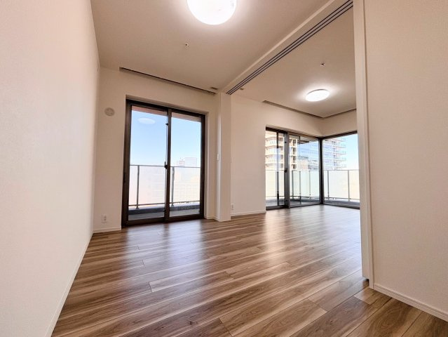 リビングと隣接した5.0帖の洋室は、引き戸を開放すれば一体感のある大空間に。テレワークスペースや趣味の部屋、お子様のプレイルームなど、ライフスタイルに合わせて柔軟に活用できる便利な一室です。