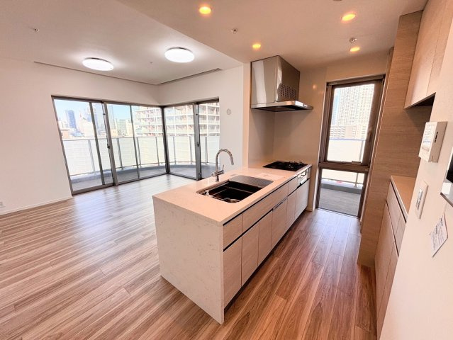 開放的なキッチンから、景色広がるリビングを一望できる設計です。お料理中も家族やゲストとの会話が弾みます。角住戸ならではの明るさと、家事動線に優れた機能美を両立させた、暮らしの主役となる空間です。