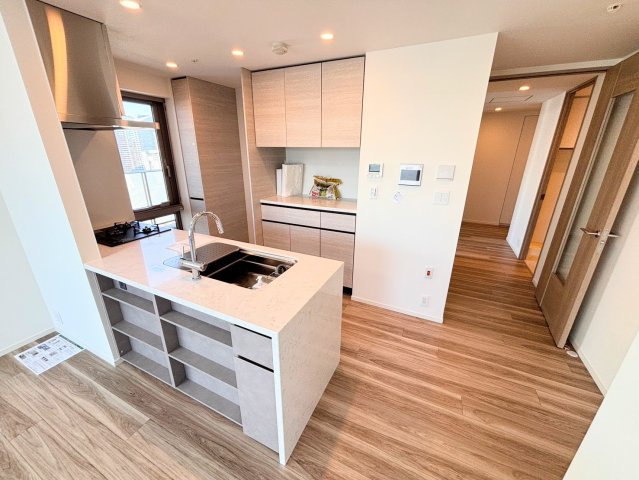 開放的なキッチンから、景色広がるリビングを一望できる設計です。お料理中も家族やゲストとの会話が弾みます。角住戸ならではの明るさと、家事動線に優れた機能美を両立させた、暮らしの主役となる空間です。