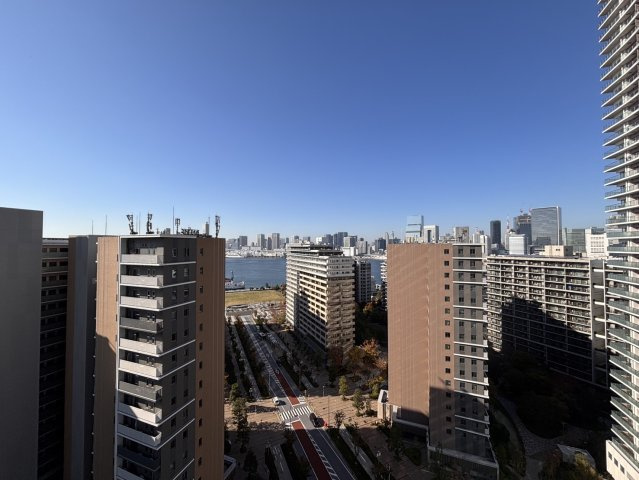 東京タワービューのバルコニー。都会のパノラマを独り占めできる贅沢なロケーションです。夕暮れ時には美しいサンセットも楽しめ、日常に彩りと癒やしを与えてくれます。