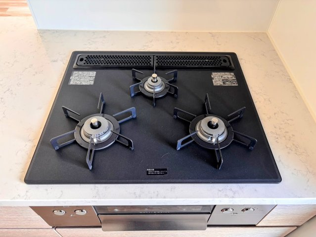 本格的なお料理も手際よく進められる、機能的な3口ガスコンロを採用。魚焼きグリルも備わっており、メニューの幅が広がります。トッププレートはフラットでお手入れもしやすく、日々の家事をスマートに支えます。