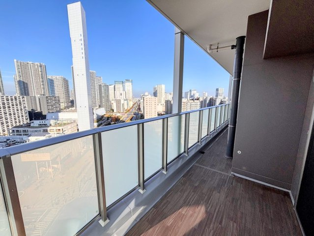 34.48㎡もの広さを誇る、開放感のあるワイドバルコニー。ウッドデッキを敷いてアウトドアリビングを楽しんだり、ガーデニングに勤しんだりと、暮らしの楽しみが広がるゆとりのプライベート空間です。