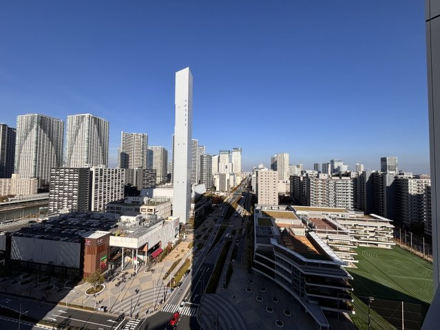 北側バルコニー、遮るもののない開放的な景色は、日々の喧騒を忘れさせてくれる安らぎの空間。夜には対岸の都会的な夜景も愉しめる贅沢な特等席です。