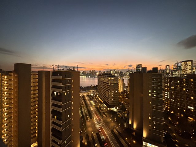 眼下に広がる都市の煌めきと、穏やかな海が織りなすパノラマ夜景。17階・角住戸を囲むワイドバルコニーから、遮るもののない圧倒的な開放感を愉しめます。一日の終わりに安らぎを与える、宝石のような景色です。