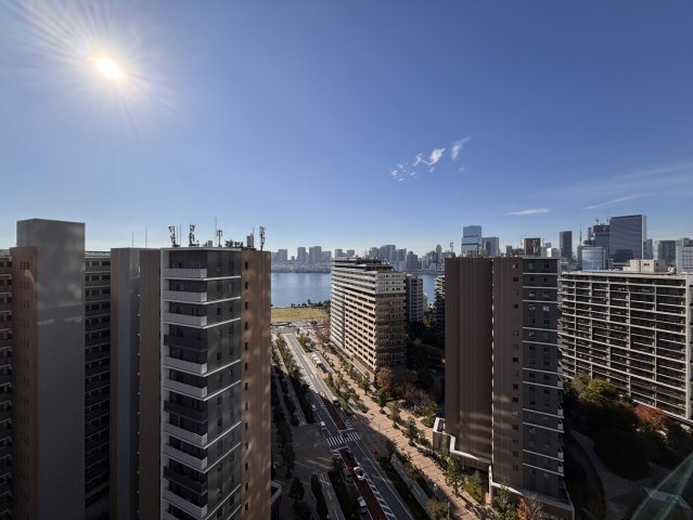 東京タワービューのバルコニー。都会のパノラマを独り占めできる贅沢なロケーションです。夕暮れ時には美しいサンセットも楽しめ、日常に彩りと癒やしを与えてくれます。