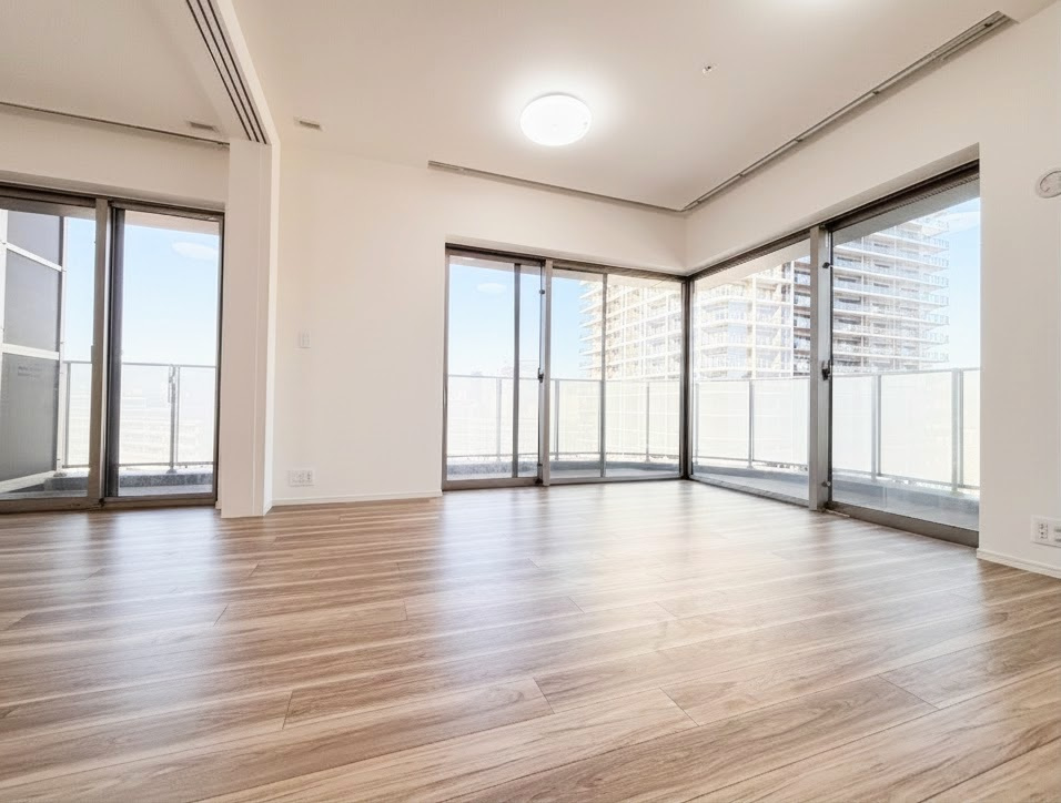 二面採光の角住戸ならではの明るいリビング。光が降り注ぐ大きな窓が開放感を演出し、家族が自然と集まる心地よい空間です。木の温もりを感じるフローリングが、上質な暮らしを優しく包み込みます。