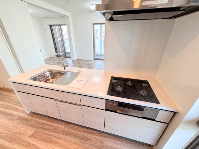 リビングを見渡せる開放的なオープンキッチン。三口コンロやワイドなワークトップ、食洗機など機能性も充実しています。ご家族との会話を楽しみながら、軽やかに料理を愉しめるゆとりの設計です。