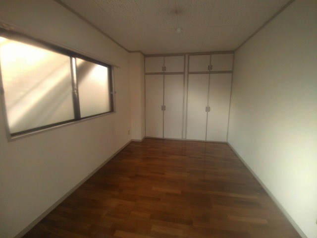 山本マンションの洋室