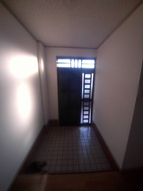 山本マンションの玄関