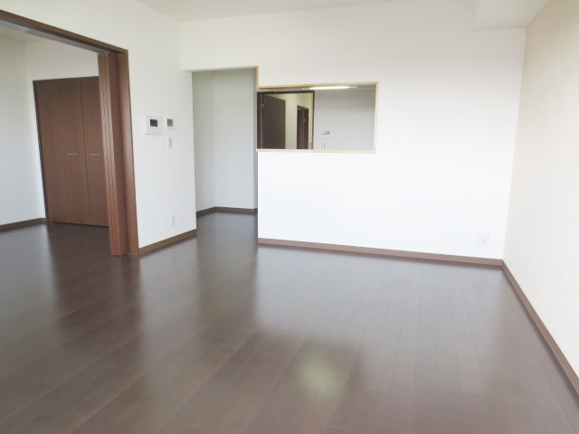 桜コートの居間・リビング|別号室の参考写真です。